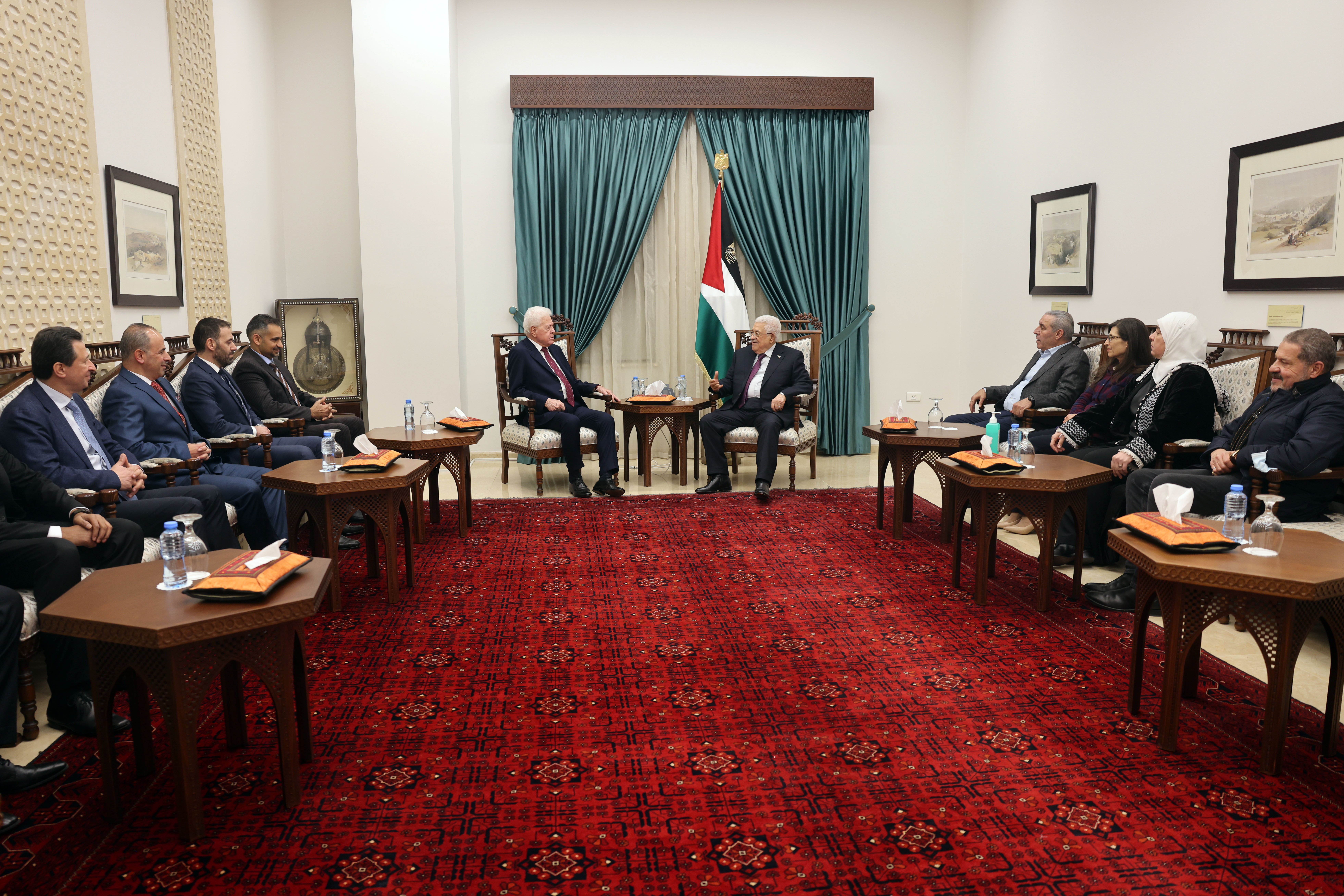 الرئيس خلال لقائه رجل الأعمال الفلسطيني حماد الحرازين (تصوير: ثائر غنايم)